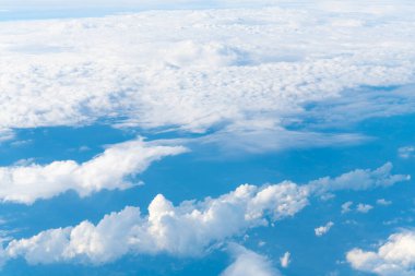 Bulutlu mavi gökyüzünün güzel manzarası. Parçalı bulutlu. Arka plan bulutu yazı. Bulutlu yaz. Gün batımında gökyüzü bulutsuz. Bulutlu doğal gökyüzü.