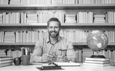 Okula dönüyorum. Öğretmenler okul eğitiminde rol alırlar. Sınıfta öğretmen. Okul öğretmeni eğitim sunar. Öğretmenler günün kutlu olsun. Üniversite sınavı öğretmenleri. Öğretmek ve öğrenmek. okul eğitimi.