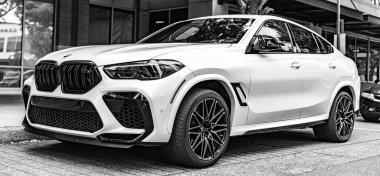 Seattle, WA, ABD - 22 Temmuz 2024: 2020 BMW x6 m beyaz. BMW, lüks araç ve motosiklet üreticisi bir Alman çokuluslu üreticisi. BMW prestijli bir arabadır.