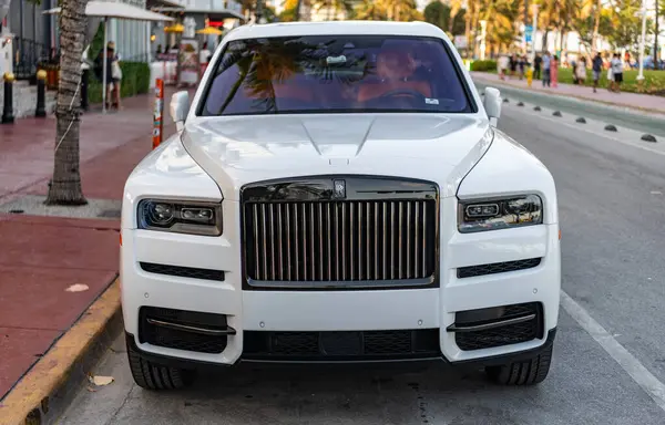 Miami, Florida, ABD - 08 Nisan 2025: Car Rolls Royce Cullinan açık havada park etti. Beyaz araba, ön manzara. 2023 Rolls Royce Cullinan lüks SUV arabası. Lüks SUV arabası Rolls Royce Cullinan.