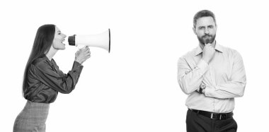 Patronun terfi konusunda ortağıyla anlaşmazlığı var. Anlaşmazlığı çözmek. Rekabet konsepti. İş çatışması. Hoparlörde çalışan bir kadına bağıran iş kadını beyazdan izole edilmiş. paylaşım fikri.