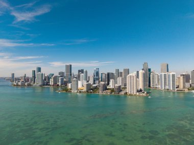 Miami şehir merkezinde. Gökdelen binası. Şehir merkezindeki şehir manzarası. Şehir mimarisi. Miami şehir merkezi silueti. Miami gökdelen şehri. Miami şehrinin ufuk çizgisi Brickell anahtarı. Florida 'ya git..