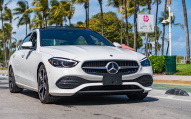 Miami, Florida, ABD - 4 Nisan 2025 Mercedes Benz C arabası. Lüks beyaz Mercedes Benz C. Mercedes Mercedes Mercedes Benz C dışarıda park halinde. Beyaz renkli araba, köşe manzaralı..