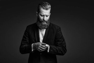 Dakik adam, nöbete geç kalma zamanını kontrol ediyor. Zarif saat aksesuarı. Dakik adam gri üzerinde izole zamanı kontrol ediyor. Erkek aksesuarı. Papyonlu beyefendi toplantıya geç kaldı. Boşluğu kopyala.