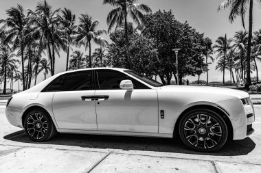 Miami Beach, Florida USA - 9 Haziran 2024 Miami Beach Ocean Drive 'da Rolls-Royce Ghost. Beyaz Rolls-Royce Hayaleti.