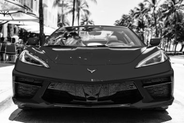 Miami Beach, Florida USA - 9 Haziran 2024: Chevy Corvette C8 3LT Ocean Drive Miami Beach. Kırmızı renkli Chevy Corvette 3LT. ön görünüm