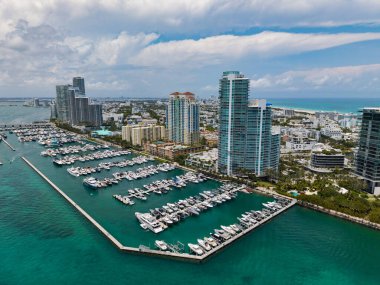 Lüks yat Miami marinasına yanaştı. Miami 'deki kıyı şeridinin havadan görüntüsü. Yelkenli Miamis kıyısı boyunca ilerliyor. Limanın üstündeki Miami silueti