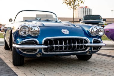 Park Ridge, Illinois, ABD - 22 Ağustos 2024 Chevrolet Corvette C1 'in üstü açık arabası. Chevy Corvette. Otomobil fuarının önüne park edilmiş üstü açık bir araba. 1958 Chevrolet Corvette C1 retro araba.