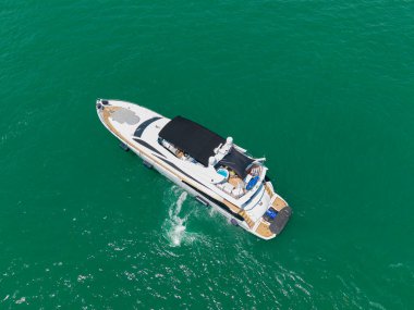 Lüks motorlu tekne yatı. Yat marinaya gidiyor. Tekne ve yat gezisi. Lüks bir yaşam tarzı. Marina yat kulübü. Yat lüks deniz manzarası. Yaz tatili. Yaz motorlu tekne turu. Özel tekne..