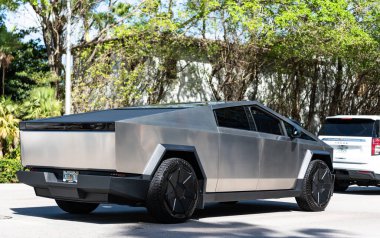 Miami, Florida, ABD - 16 Aralık 2024 Tesla Cybertruck elektrikli kamyonet vagonu. Tesla Cybertruck 'ın elektrikli arabası. Tesla Cybertruck 'ın arabası dışarıda park edilmiş. Tesla Cybertruck, köşe manzaralı..