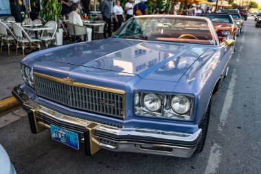 Miami, Florida, ABD - 07 Nisan 2025: Chevrolet Caprice üstü açık spor spor araba. Üstü açılabilir eski araba Chevrolet Caprice. Chevrolet Caprice dışarıda park etmiş. Mavi klasik Chevy, yan görünüm.