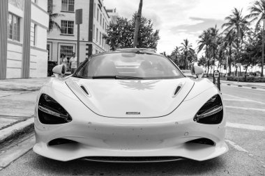 Miami Beach, Florida USA - 8 Haziran 2024: 2019 McLaren 720S Performans Miami Beach. Sarı 2019 McLaren 720S Performans