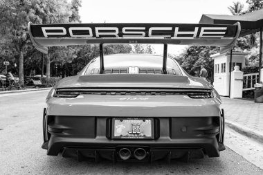 Miami Beach, Florida USA - 9 Haziran 2024: Porsche 911 GT3 Miami plajında. Mavi Porsche 911 GT3. arka plan