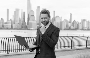 İnternette çalışan bir iş adamı. İş adamı dışarıda bilgisayar ya da dizüstü bilgisayarda çalışmakla meşgul. Adam internet tarayıcısından iş e-postası ve sörf yolluyor. New York 'ta serbest çalışan bir iş adamı. Yenilik yap ve uyum sağla.