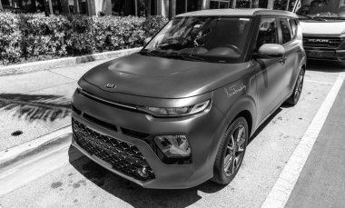 Miami Beach, Florida USA - 5 Haziran 2024 Miami Beach 'te Kia soul Pembesi. Kia soul gt imzası özel Kore arabasıdır.