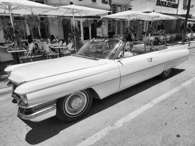 Miami Beach, Florida USA - 5 Haziran 2024 Cadillac Coupe DeVille Ocean Drive Miami Beach