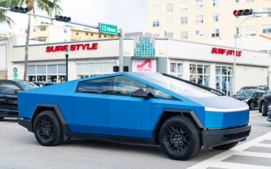 Miami, Florida, ABD - 19 Ocak 2025: 2024 Tesla Cybertruck elektrikli kamyonet arabası. Tesla Cybertruck 'ın elektrikli arabası. Tesla Cybertruck 'ın arabası dışarıda park edilmiş. Tesla Cybertruck, köşe manzaralı..