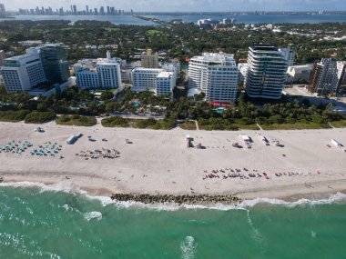 Miami Sahili şehir manzarası. Miami yaz havası manzarası. Miami sahil şeridi. Güney Sahili Miami hava manzarası. Florida 'daki mavi okyanus silueti. Okyanus kıyısında. Yaz gökdeleni silüeti