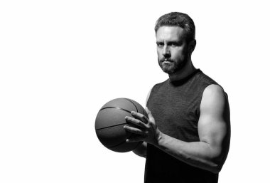 Profesyonel basketbolcu eğitimi, izole edilmiş beyaz. Kaslı adamın spor motivasyonu var. Spor ve hobi. Basketbolcu adam profesyonel oynuyor. Sahada basketbol topu olan bir adam. Oyun öncesi ısınma.