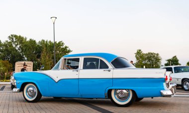 Park Ridge, Illinois, ABD - 22 Ağustos 2024: 1955 Ford Fairlane 'in klasik arabası. 1955 Ford Fairlane. Klasik açık hava. Otomobil fuarında park edilmiş Retro araba, köşe manzaralı. 1955 Ford Fairlane retro arabası.