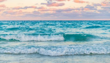 Denizde dramatik gündoğumu ufku. Günbatımı deniz manzarasında romantik bir yaz tatili. Okyanusta gün batımı. Yaz tatilinde gün batımı deniz manzarası. Deniz kıyısında gün doğumu.