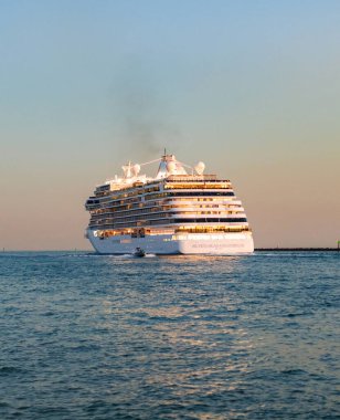 Miami, Florida, ABD - 07 Aralık 2024: Naip yedi deniz yolculuğu. Gemi turu. Gemi limandan ayrılıyor. Yedi deniz Grandeur yolcu gemisi yolculuğu. Yaz tatilinde gemi turu. Lüks bir tatil..