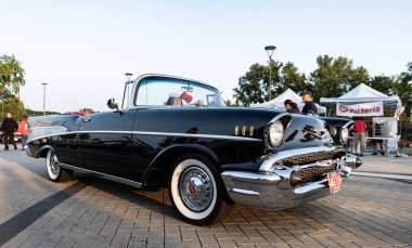 Park Ridge, Illinois, ABD - 22 Ağustos 2024: 1957 Chevy Bel Air üstü açık eski araba. Chevrolet Bel Air 'in siyah arabası. Chevy Bel Air. Otomobil fuarında park edilmiş siyah araba, köşe manzaralı..