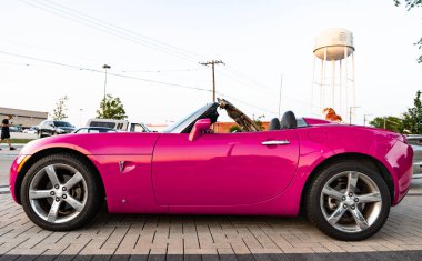 Park Ridge, Illinois, ABD - 22 Ağustos 2024: 2006 Pontiac Gündönümü arabası. Pontiac Gündönümü 'nün pembe arabası. Pontiac Gündönümü açık havada. Kırmızı araba otomobil fuarında, yan görünümde..