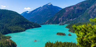 Dağ manzaralı Diablo gölü. Dağ tepesi ve Diablo gölü manzarası. Doğa manzarası. Kuzey Cascades Ulusal Parkı 'ndaki Diablo Gölü. Diablo Gölü 'nün manzarası.