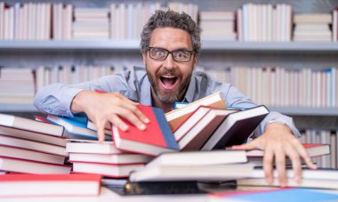 Öğretmenler gününde bilgi ve eğitim almak için kitap okuyan öğretmen..