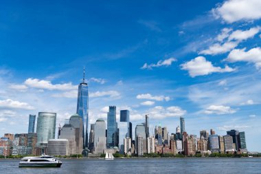 New Jersey 'den New York. Manhattan güzel silueti, New York, Birleşik Devletler. Manhattan 'ın ortasındaki New York şehrinin gökyüzü manzarası. ABD, New York, New York, Manhattan. New York gökdelenleri