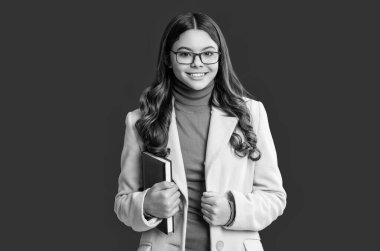 Üniversite öğrencileri için eğitim. Sonbahar siperlerindeki genç kız kırmızıda izole edilmiş. Sonbahar ders çalışma zamanıdır. Eğitim ve bilgi. Okul eğitimi. Okula dönelim. Sonbahar kızı okul ödevini yapıyor..