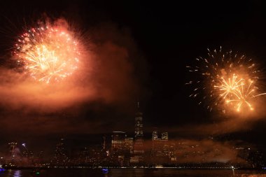 New York Manhattan havai fişekleri arifesinde. Manhattan 'da havai fişekler. New York 4 Temmuz Havai fişekleri. Flashing Fireworks ile New York City Skyline Manhattan. Bağımsızlık Günü