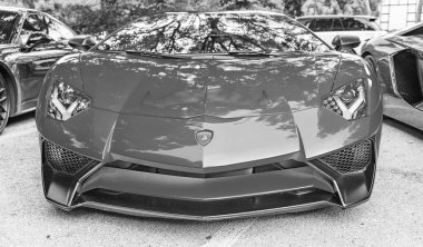 Miami Beach, Florida USA - 9 Haziran 2024 L2022 Lamborghini Aventador LP 780-4 Ultimae Gold Miami plajında. Lamborghini lüks bir İtalyan otomobil üreticisi.