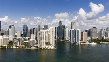 Miami 'deki Brickell Panoraması. Güneşli bir günde Miami 'nin gökyüzü manzarası. Miami Plajı ve Brickell 'in panorama manzarası. Brickell ünlü bir panorama. Miami şehir merkezi manzarası