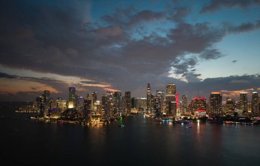 Gün batımında Miami Brickell 'in ünlü simgeleri. Miami 'deki Brickell' in insansız hava aracı görüntüsü. Brickell bölgesinde iş. Biscayne Körfezi Florida ikonik şehir kıyıları gündüz gözüyle