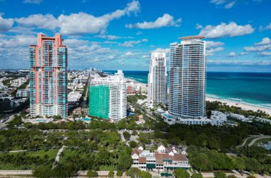 Güney Miami Sahili 'nin en iyi manzarası. Gökdelenleri olan Miami Beach gökdelenleri. Yazın Miami Sahili 'nin havadan görünüşü