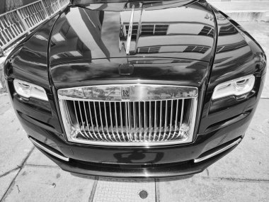 Miami Beach, Florida USA - 8 Haziran 2024: 2014 Rolls-Royce Wraith lüks arabası Miami sahilinde siyah. Rolls Royce, İngiliz lüks araba markası. ön görünüm