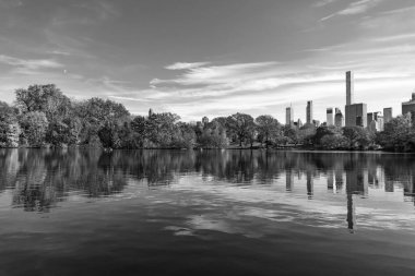 Sonbahar ağacını ve göleti New York 'a park et. Manzaralı düşüş. Sonbaharda Central Park 'ta. Göletli sonbahar manzarası. Sonbahar doğa manzarası. Central Park 'ta sonbahar doğası. Mevsimlik sonbahar resimli manzarası.