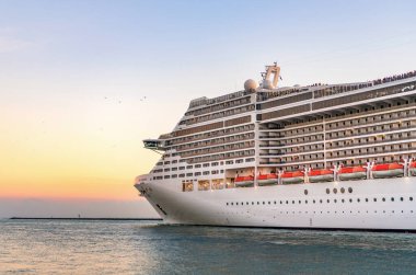 Miami, Florida, ABD - 21 Aralık 2024: Gemi turu ve deniz yolculuğu. Gemi deniz manzaralı limandan ayrılıyor. MSC Divina yolcu gemisi yolculuğu. Yaz tatilinde gemi turu. MSC seyahat şirketinde..