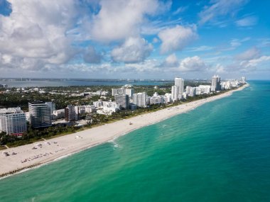 Miami Sahili ufuk çizgisi hava manzarası. Miami 'den İHA' ya. Tropik Miami manzarası. Miami bölgesi gökyüzü manzarası. Meşhur okyanus kıyısında. Panoramik kıyı şeridi. Güney sahili manzarası. Florida 'da yaz tatili
