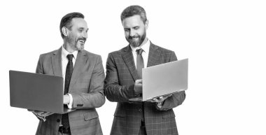 İş çevrimiçi. Serbest çalışan adamlar dizüstü bilgisayarda çalışıyor. Dizüstü bilgisayarlı takım elbiseli işadamları beyaza izole edilmiş. Uzaktan kumanda. İşadamları e-postayı kontrol ediyor. İşadamları serbest çalışıyor. Boşluk afişini kopyala.