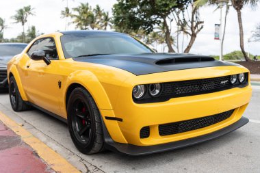 Miami, Florida, ABD - 25 Aralık 2024 Dodge Challenger SRT Şeytani spor yara izi sarısı siyah. Spor araba Dodge Challenger Demon. Araba Dodge Challenger SRT. Dodge Challenger SRT İblisi, köşe görünümü.