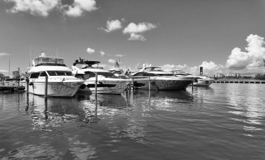 Navigasyon yatı. Miami sahiline demir atmış özel lüks bir tekne. Yaz tekne tatili. Miami yat turu. Yazın yat tatili. Marina körfezi. Deniz marinasında lüks bir karavan yatı. Güney Sahili.