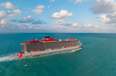 Miami, Florida, ABD - 28 Mart 2025 Valiant Lady Cruise Gemisi Yolculuğu. Yaz tatili için gemi turu. Bakire Yolculukları ve Bain Capital. Gemi turu. Seyahat acentası turu. Okyanus yolculuğu.