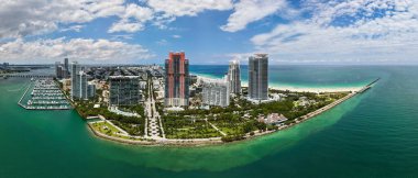 Miami Sahili silueti panoraması. Miami Sahili 'nin insansız hava aracı görüntüsü. Güney Miami Sahili ve okyanus manzarası. Gökdelenleri ve kıyı şeridi olan Miami Plajı gökdelenleri