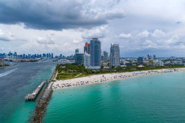 Miami sahil şeridinin hava gece görüşü. Miami Okyanusu 'nun üzerindeki alacakaranlık silueti. Miami Sahili Sahili dramatik gökyüzü
