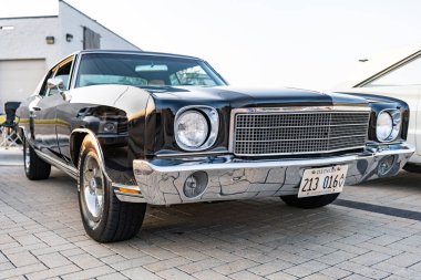 Park Ridge, Illinois, ABD - 18 Ağustos 2024: Chevy Monte Carlo. Otomobil fuarında park edilmiş siyah bir araba, köşe manzaralı. Chevrolet Monte Carlo arabası. Chevrolet Monte Carlo 'nun siyah arabası.