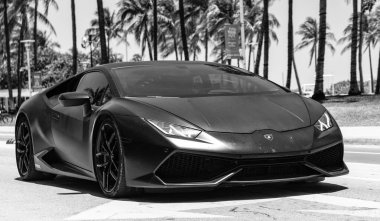Miami Beach, Florida USA - 9 Haziran 2024 Lamborghini Huracan, Miami Beach Ocean Drive 'da siyahlara büründü. Lamborghini lüks bir İtalyan otomobil üreticisi.