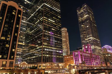 Chicago gökdelen binasının gece manzarası. Chicago gökdelenin mimarisi. Şehir gecesi aydınlatılmış bina. Gökdelen şehir manzarası. Chicago 'nun gece şehri. İş şehri. Neon yansımaları.